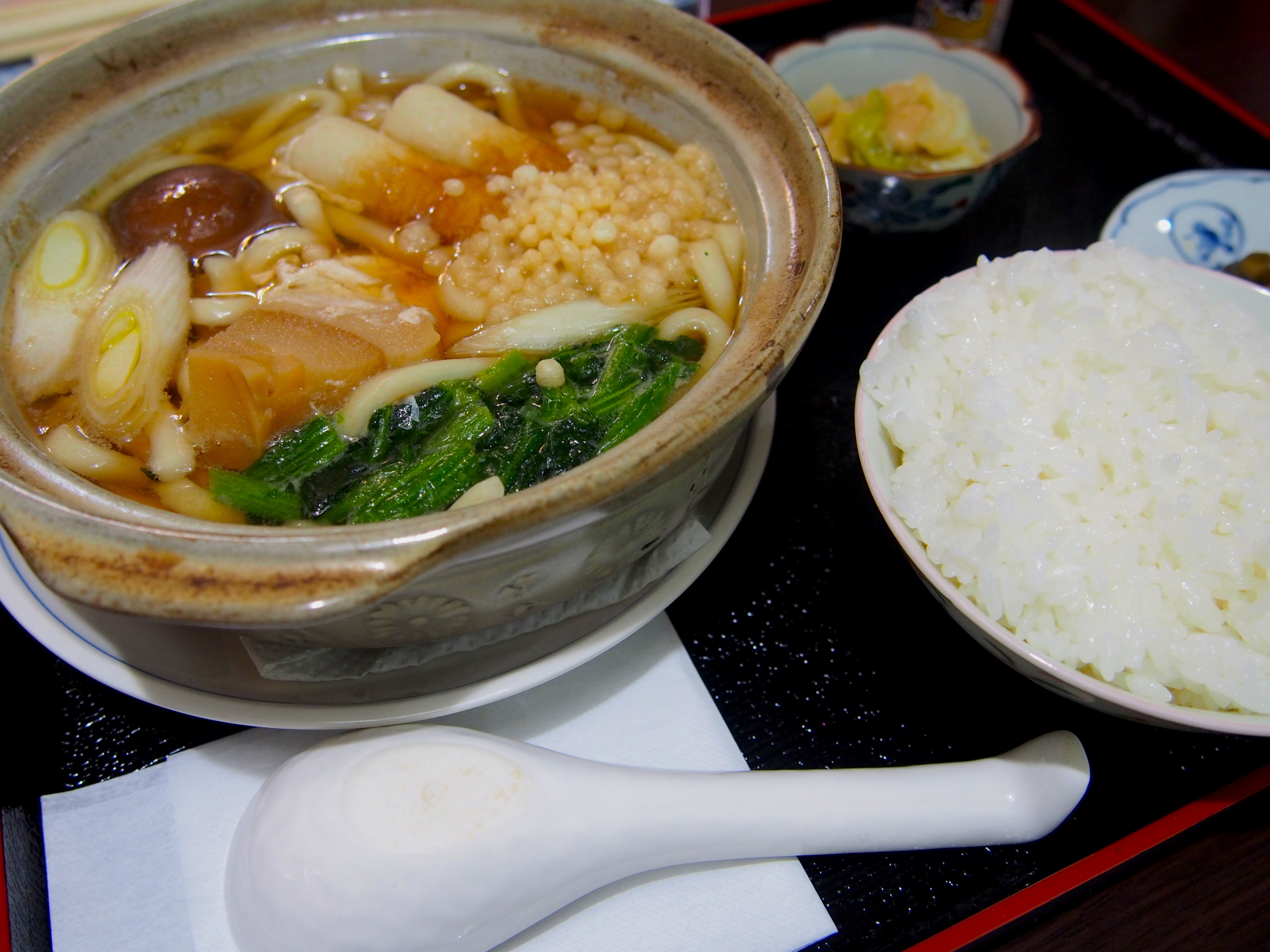 札幌ゲストハウスyuyuのご近所さん、「鈴の家」の鍋焼きうどん定食